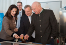 Michaela Kaniber, MdL Manfred Ländner und MdL Peter Winter beim probieren von Honig mit Löffeln in der Hand