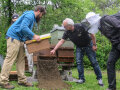 Marius Jordan und Dr. Stefan Berg vor einem Bienenstand.