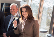 Michaela Kaniber mit Weinglas in der Hand im LWG-Wintergarten
