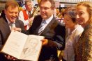 Eintrag ins Goldene Buch von Sommerach (v.l.): Bürgermeister Elmar Henke, Bundeslandwirtschaftsminister Dr. Hans-Peter Friedrich, Frau Christine Bender, Frau Sabina Sitzmann-Simon.