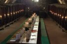 Blick in den Zehntkeller mit gedecktem Tisch und stimmungsvoll leuchtenden Kerzen
