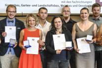 Die beiden Gewinnerinnen bei der Übergabe der Meisterzeugnise in Veitshöchheim.