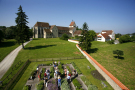 Blick von oben auf Kräutergarten und Kirche auf der Insel Reichenau