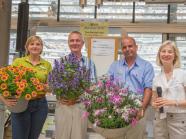 Die drei Gewinner des MainStar-Awards mit ihren Pflanzen in der Hand neben Eva-Maria Geiger