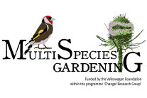Ein Vogel sitzt auf dem Schriftzug Multi-Species-Gardening