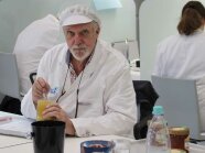 Stefan Ammon bei der Prüfung eines Honigglases.