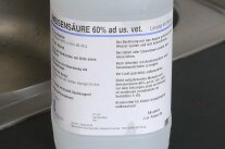 Flasche mit Etikettbeschriftung: Ameisensäure 60% ad us. vet.