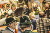 Besucher der Grünen Woche in Berlin in bayerischer Tracht.