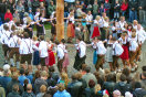 Mesnchen in bayerischer Tracht tanzen um einen Maibaum herum