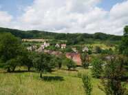 Kleines Dorf liegt eingebettet in eine Landschaft aus Streuobstbäumen