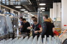 Studierende probieren und füllen den Projektwein ab