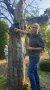 Lehrkraft Klaus Körber steht am Baum mit Totholz