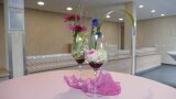 Zwei Gläseer mit Blumen als Tischdekoration im Foyer der Mainfrankensäle