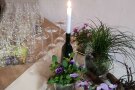 Dekoration mit violetten Stiefmütterchen, Kerzen und Sektgläsern zum Stehempfang
