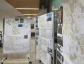 Alle Pläne und Fotos sind an Pinnwänden sortiert aufgehangen