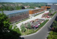 Blick auf das Trainingsgewächshaus, Bürogebäude Zierpflanzenbau und Fachzentrum Analytik (von links nach rechts)