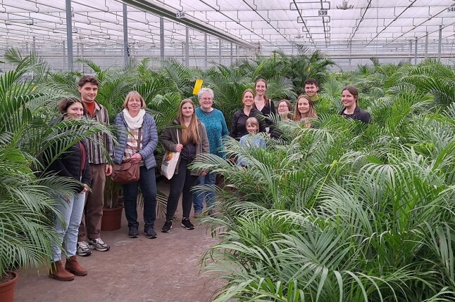 Gruppenfoto der Klasse mit Lehrkräfte im Gewächshaus von K & K Pflanzen