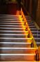 Treppenaufgang im Club Ludwig gestaltet mit Gt-Weinflaschen und beleuchtet
