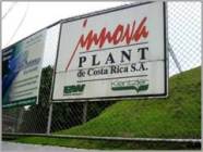 Schild der Firma InnovaPlant vor dem Betriebsgelände in Costa Rica.