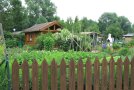 Garten mit Holzzaun im Vordergrund