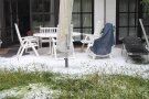 Weiße Terrasse durch Hagelkörner.