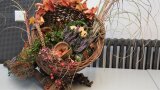 Herbstliche Dekoration mit Blättern und Früchten