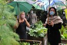 Staatsministerin Kaniber in einem Naturgarten mit Hochbeeten