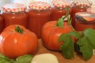 Tomatenfrüchte und eingemacht im Glas
