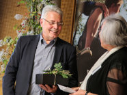Dieter Popp erhält von Marianne Scheu-Helgert ein Geschenk nach seinem Vortrag.