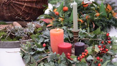 Adventskranz mit Naturmaterialien und vier verschiedenen Kerzen