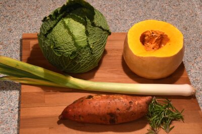 Winterliche Gemüse mit Süßkartoffel, Lauch, Kürbis, Wirsing und Rosmarin