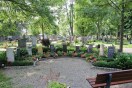Mehrere in einem Halbkreis angeordnete Grabsteine auf dem Hauptfriedhof Würzburg