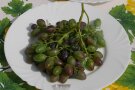 Trauben mit blau-grünen ovalen Beeren auf dem Teller
