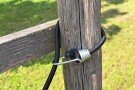 Haken mit Seil quer am Holzpfahl befestigt.