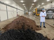 Der Leiter des Pilzlandbetriebes Werneck zeigt woraus das Substrat besteht