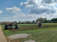 Ein Hackroboter bearbeitet ein Feld.