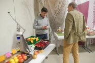 Michael Neumüller präsentiert dem Besucher die Äpfel