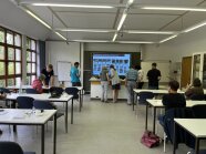 Im Lehrsaal in Bamberg werden Erdbeersorten miteinander verglichen.