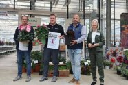 Drei Gewinner mit ihren Blumen in der Hand haltend nebenstehend Frau Geiger mit Mikrofon in der Hand