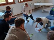 Die Teilnehmenden diskutieren in einem Raum zum Thema Zukunft im Gemüsebau.