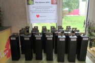 Mehrere hohen blickdichten Kartons mit Etiketten und Plakat in einem Raum