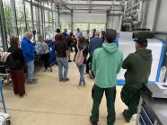 Konventionell integrierte Versuche werden im Gewächshaus vorgestellt.