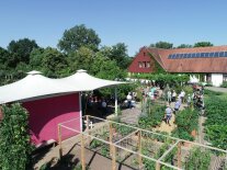 Begrüßung der Besuchenden im Mustergarten