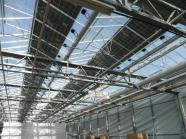 Über dem Gewächshausdach ist die Photovoltaikanlagen montiert