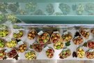 Sortenvielfalt Streuobstäpfel bei einer Ausstellung von oben fotografiert.
