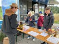 Besucher verkosten verschiedene Streuobstsäfte