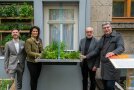 Florian Demling, Michaela Kaniber, Andreas Maier und Jürgen Eppel stehen am Fenstergarten im Klimawandel-Garten