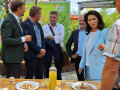 Staatsministerin Michaela Kaniber besucht den Pavillion des Ministeriums.