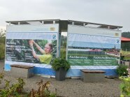 Ausstellungspavillon mit 2 Bannern rund um den Gartenbau