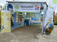 Pavillons mit Rollups, Beachflag und Informationsplakaten